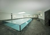 Schwimmbecken ganz aus Glas