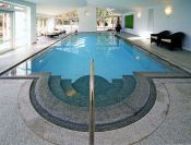 Ein gefliestes Becken mit Überlaufrinne