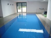 Ein gefliestes Becken mit Überlaufrinne